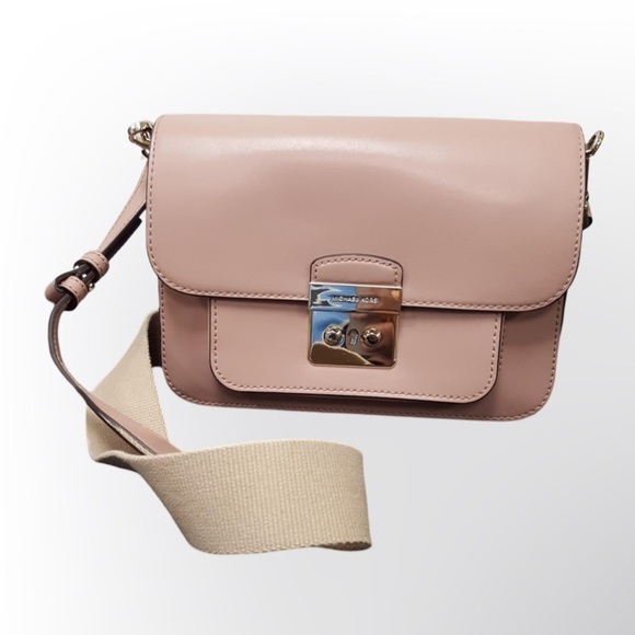 Michael Kors Handbags - Michael Kors perfect light pink crossbody bag